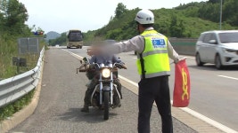 [전국]70대 남성 오토바이 타고 고속도로 10여km 주행 | YTN 70대 남성 오토바이 타고 고속도로 10여km 주행