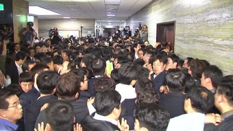 [사회]'패스트트랙 충돌' 소환 조사 일단락...경찰, 3차 출석 통보 | YTN '패스트트랙 충돌' 소환 조사 일단락...경찰, 3차 출석 통보