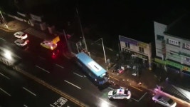 [전국]시내버스가 지하철 입구·정류장 충돌...인명 피해 없어 | YTN 시내버스가 지하철 입구·정류장 충돌...인명 피해 없어