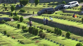 [사회]가족 모두 건강하길...성묘객 발길 이어져 | YTN 가족 모두 건강하길...성묘객 발길 이어져