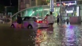 [사회]안양 인덕원역 사거리 도로 상수관 파열로 침수 | YTN 안양 인덕원역 사거리 도로 상수관 파열로 침수