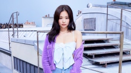 [가요][Y패션] 블랙핑크 제니, 샤넬쇼 참석…사랑스러운 매력 발산 | YTN [Y패션] 블랙핑크 제니, 샤넬쇼 참석…사랑스러운 매력 발산