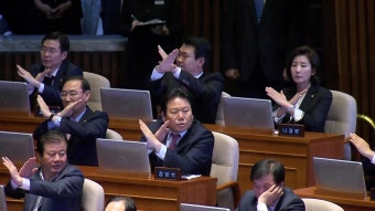 [정치][영상] 문 대통령 시정연설에...한국당 야유·손으로 X | YTN [영상] 문 대통령 시정연설에...한국당 야유·손으로 X