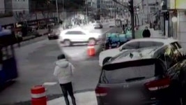 [사회][단독영상] 정차된 차량 언덕 아래 가게로 돌진...다친 사람 없어 | YTN [단독영상] 정차된 차량 언덕 아래 가게로 돌진...다친 사람 없어