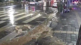 [사회]인천 간석오거리역 도로 일부 침수...상수도관 파열 | YTN 인천 간석오거리역 도로 일부 침수...상수도관 파열