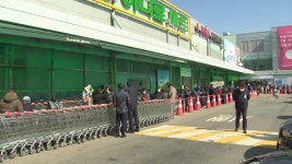 [사회]농협 하나로마트 오늘도 대기행렬...7천5백장 1시간 반 만에 매진 | YTN 농협 하나로마트 오늘도 대기행렬...7천5백장 1시간 반 만에 매진