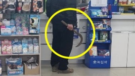 [사회]약국서 낫 들고 마스크 내놔 협박한 60대 검거 | YTN 약국서 낫 들고 마스크 내놔 협박한 60대 검거