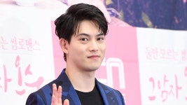 [가요]씨엔블루 前 멤버 이종현, 오늘(25일) 전역…연예계 복귀 가능성은? | YTN 씨엔블루 前 멤버 이종현, 오늘(25일) 전역…연예계 복귀... 