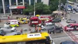 [사회]수원 동수원우체국 앞 차량·오토바이 5중 충돌...부상 6명 | YTN 수원 동수원우체국 앞 차량·오토바이 5중 충돌...부상 6명