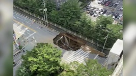 [사회]4차선 도로가 폭삭...10m 대형 땅 꺼짐에 주민 대피령까지 | YTN 4차선 도로가 폭삭...10m 대형 땅 꺼짐에 주민 대피령까지