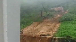 [전국]거제 아파트 덮친 산사태...사고 당시 영상 보니 | YTN 거제 아파트 덮친 산사태...사고 당시 영상 보니