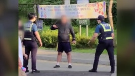 [사회]내가 코로나19 확진자...공원서 난동 부린 남성 체포 | YTN 내가 코로나19 확진자...공원서 난동 부린 남성 체포