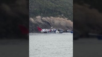 [전국]부안군 위도면 해상서 낚시 어선 좌초...모두 구조 | YTN 부안군 위도면 해상서 낚시 어선 좌초...모두 구조