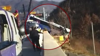 [전국]고속도로서 버스가 트럭 추돌 후 도로이탈...1명 사망·5명 부상 | YTN 고속도로서 버스가 트럭 추돌 후 도로이탈...1명 사망·5명 부상