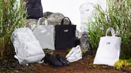 [경제][기업] 롯데케미칼, 다 쓴 페트병 재활용한 운동화·가방 선보여 | YTN [기업] 롯데케미칼, 다 쓴 페트병 재활용한 운동화·가방 선보여