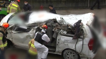 [전국]고속도로 램프 구간 승합차 전복...7명 사망·5명 부상 | YTN 고속도로 램프 구간 승합차 전복...7명 사망·5명 부상