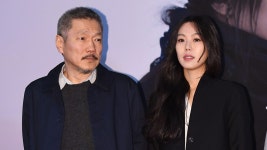 [영화]홍상수, 베를린 세 번째 ‘은곰상’… 김민희 노래로 전한 수상 소감(종합) | YTN 홍상수, 베를린 세 번째 ‘은곰상’… 김민희 노래로 전한... 