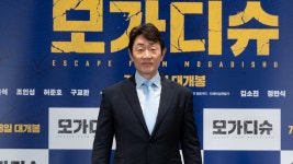 [영화]모가디슈 허준호 류승완 감독 눈빛에 신뢰, 대본 못보고 합류했다 | YTN 모가디슈 허준호 류승완 감독 눈빛에 신뢰, 대본 못보고... 