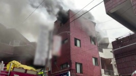[전국]부산 신평동 3층짜리 주택에 불...1,200만 원 재산피해 | YTN 부산 신평동 3층짜리 주택에 불...1,200만 원 재산피해
