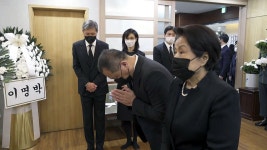 [사회]이순자, 노태우 빈소 조문...5·18 질문엔 묵묵부답 | YTN 이순자, 노태우 빈소 조문...5·18 질문엔 묵묵부답