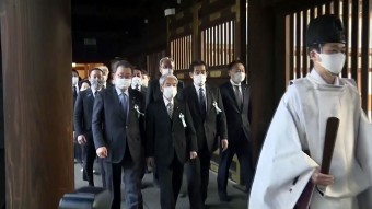 [국제]일본 국회의원 99명, 2년여 만에 야스쿠니 집단 참배 | YTN 일본 국회의원 99명, 2년여 만에 야스쿠니 집단 참배