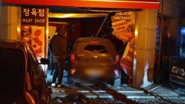 [사회]승용차끼리 충돌 뒤 정육점 돌진...운전자 다쳐 | YTN 승용차끼리 충돌 뒤 정육점 돌진...운전자 다쳐