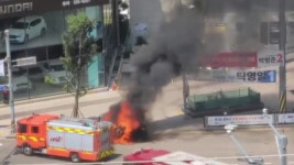 [전국]부산 중앙대로 주행중인 택시 화재로 전소 | YTN 부산 중앙대로 주행중인 택시 화재로 전소