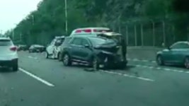 [사회]자유로에서 SUV 차량·트럭 추돌...운전자 병원 이송 | YTN 자유로에서 SUV 차량·트럭 추돌...운전자 병원 이송