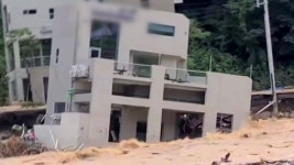 [전국]하천 범람에 펜션 기우뚱...붕괴 위기에 투숙객 대피 | YTN 하천 범람에 펜션 기우뚱...붕괴 위기에 투숙객 대피