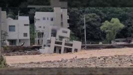 [사회]불어난 물에 펜션 기우뚱...공장도 폭삭 | YTN 불어난 물에 펜션 기우뚱...공장도 폭삭