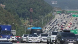 [사회]연휴 첫날 고속도로 귀성 전쟁...기차역·하늘길도 북적 | YTN 연휴 첫날 고속도로 귀성 전쟁...기차역·하늘길도 북적