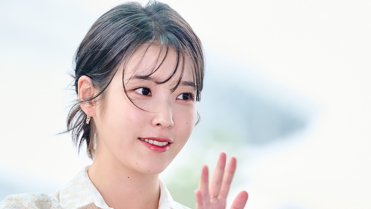 가수 아이유, 데뷔 16주년 맞아 2억2500만원 기부 ＆ 라카스테 기부세트도 선별.