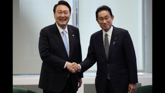 [정치]尹-기시다, 한일 정상회담...진통 끝 2년 9개월 만에 성사 | YTN 尹-기시다, 한일 정상회담...진통 끝 2년 9개월 만에 성사