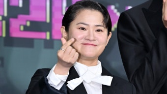 [방송][Y피플] 울고 웃는 김신영의 한 해...故송해 후임→협박 피해(종합) | YTN [Y피플] 울고 웃는 김신영의 한 해...故송해 후임→협박 피해(종합)