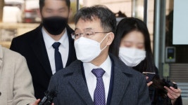 [사회]檢, 김만배 조사 재개...언론인 돈거래도 경위 파악 | YTN 檢, 김만배 조사 재개...언론인 돈거래도 경위 파악