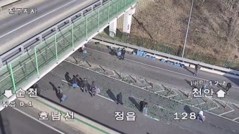 [전국]호남고속도로 달리던 화물차서 소주병 쏟아져...1시간 교통 지체 | YTN 호남고속도로 달리던 화물차서 소주병 쏟아져...1시간 교통 지체