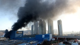 [전국]한국타이어 대전공장서 큰불...헬기 투입해 진화 | YTN 한국타이어 대전공장서 큰불...헬기 투입해 진화
