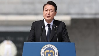 [정치][뉴스앤이슈] '서해수호의 날' 55용사 이름 부른 윤 대통령...의미는? | YTN [뉴스앤이슈] '서해수호의 날' 55용사 이름 부른 윤 대통령......