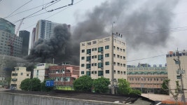 [사회]자동차 공업사에 불...직원 2명 대피 | YTN 자동차 공업사에 불...직원 2명 대피