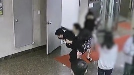 [전국]13층에서 80대 할머니 업고 1층으로 대피시킨 경찰관 | YTN 13층에서 80대 할머니 업고 1층으로 대피시킨 경찰관