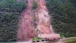 신안중 옆 등산로 | [사회]등산로 옆 우르르 쏟아진 흙더미...지리산이 보내는 경고는? [앵커리포트] | YTN 등산로 옆 우르르 쏟아진 흙더미...지리산이 보내는 경고는?...