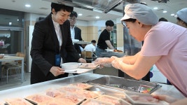 [정치]대통령실 식당 메뉴는 모둠회...1.5배 많이 이용, 매진 | YTN 대통령실 식당 메뉴는 모둠회...1.5배 많이 이용, 매진