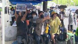 [사회]'이재명 영장심사' 법원 앞 지지·반대 단체 신경전 | YTN '이재명 영장심사' 법원 앞 지지·반대 단체 신경전