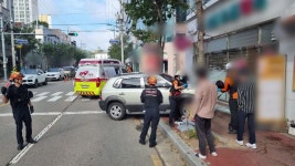 [전국]시내버스와 충돌한 SUV, 인근 약국으로 돌진...1명 다쳐 | YTN 시내버스와 충돌한 SUV, 인근 약국으로 돌진...1명 다쳐