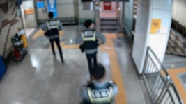 [Y녹취록]구파발역 화장실로 뛰쳐간 경찰들...그 안에 숨어있던 남성의 정체 | YTN 구파발역 화장실로 뛰쳐간 경찰들...그 안에 숨어있던 남성의... 