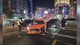 [사회]한국은행 앞 사거리에서 차량 3대 부딪혀...2명 부상 | YTN 한국은행 앞 사거리에서 차량 3대 부딪혀...2명 부상