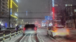 [사회]강설로 인천 남부역 사거리 통신선 내려앉아...한때 통제 | YTN 강설로 인천 남부역 사거리 통신선 내려앉아...한때 통제