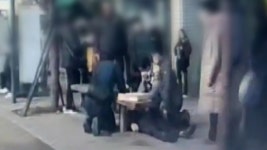 [사회]정류장에 쓰러진 70대...경찰관 응급처치로 구조 | YTN 정류장에 쓰러진 70대...경찰관 응급처치로 구조