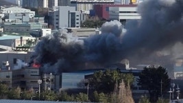 [전국]충남 천안 백석공단 자동차부품 공장서 불...4시간여 만에 꺼져 | YTN 충남 천안 백석공단 자동차부품 공장서 불...4시간여 만에 꺼져