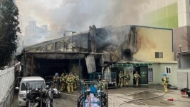 [사회]수원 아파트 단지 세탁소에서 불...한때 대응 1단계 | YTN 수원 아파트 단지 세탁소에서 불...한때 대응 1단계